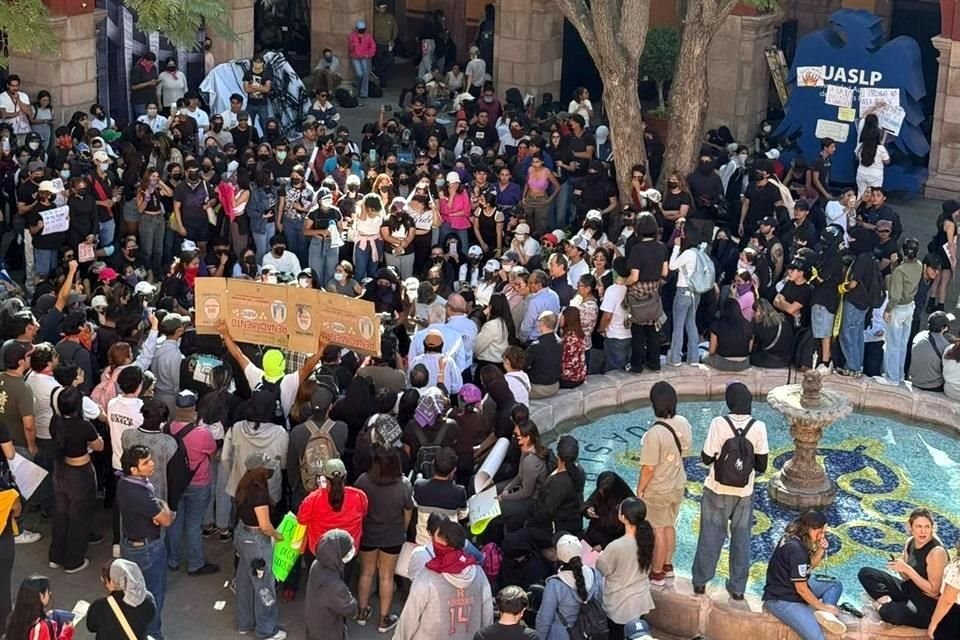 Estudiantes de la UASLP tomaron el patio de Rectoría y junto con legisladores exigen la salida del Rector Alejandro Zermeño.
