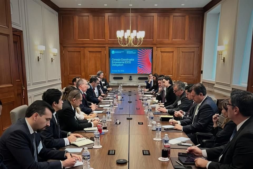 O presidente da CCE, Francisco Cervantes, e Altagacia Gómez, coordenadora do CADERR, se encontraram com líderes empresariais dos EUA.