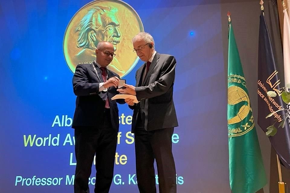 Omar Yaghi, premio Nobel per la chimica 2025, ha consegnato il premio Albert Einstein al chimico Mercouri Kanatzidis.