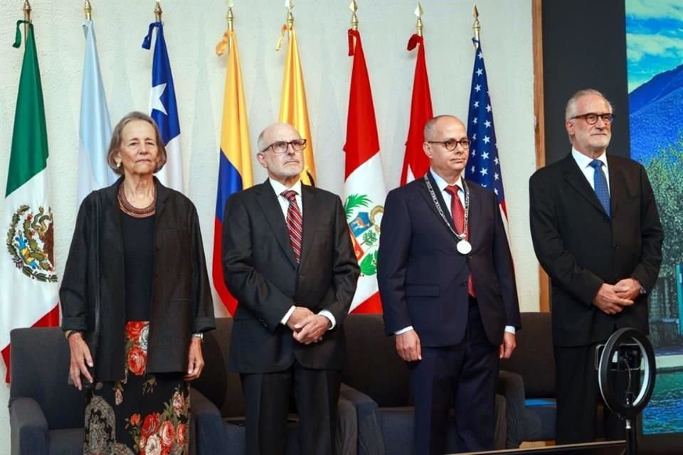 Yaghi (terzo da sinistra a destra) con altri membri del Consiglio Culturale Mondiale al Museo Marco di Monterrey.