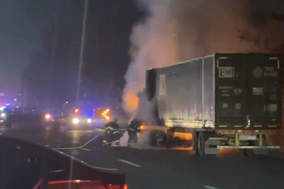 De acuerdo con la Dirección de protección Civil y Bomberos de Tonalá, esto pudo ser por una falla mecánica, aunque el chofer del vehículo se fue del lugar.