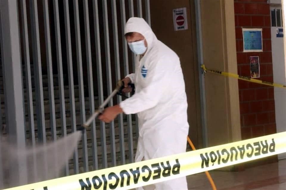 Labores de sanitización en escuela de Tlaquepaque cerrada por casos de sarampión.