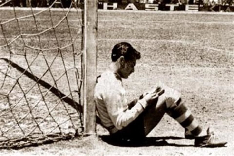 Al arquero de las Chivas, Jaime 'El Tubo' Gómez, se le ocurrió de repente sentarse a leer una historieta mientras el Rebaño arrasaba con el Atlas con un 3-0 en el amanecer del partido.