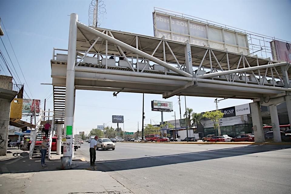 Es una odisea cruzar hacia la acera de enfrente, pues atravesar la arteria sólo puede hacerse vía puentes peatonales, pero éstos se hallan con gran distancia entre sí.
