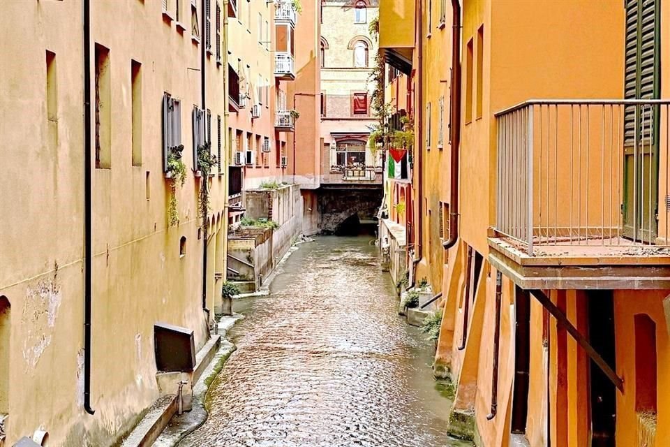 Canal on Via Piella.