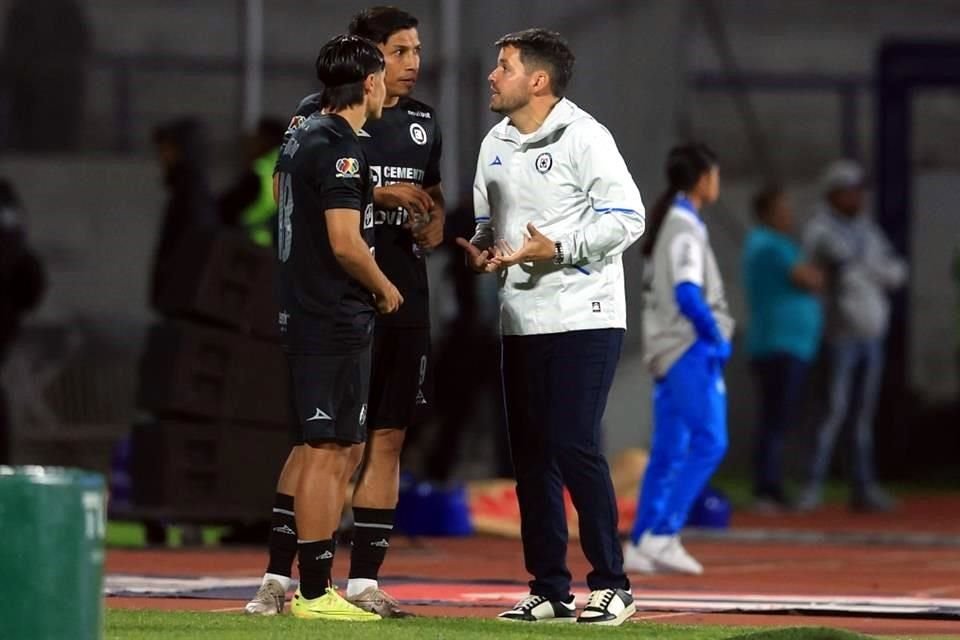 Nicolás Larcamón expresó que aunque Cruz Azul no esté en Ciudad Universitaria en las últimas dos fechas del torneo, se sentirán en casa por el respaldo de su afición.