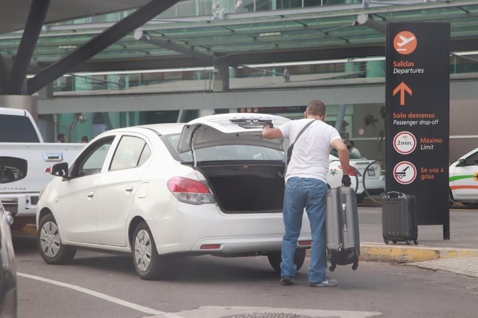 Mientras en algunos aeropuertos permiten el ingreso de vehículos de plataforma como Uber y DiDi, en otros se mantiene la prohibición.