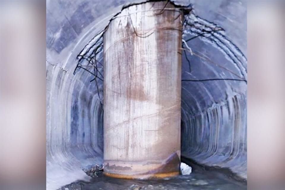 Construcción de Línea 4 del Metro en Monterrey está invadiendo drenaje pluvial, según especialistas, la obstrucción ya provocó inundaciones.