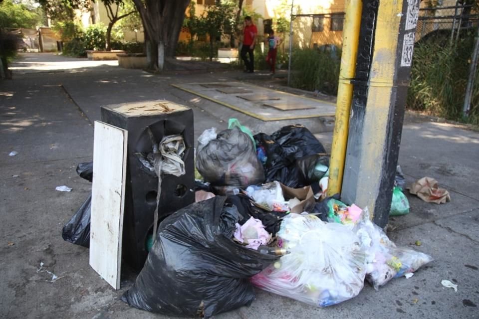 Basura acumulada en lo que era un punto limpio en Avenida Patria, entre Isla Zanzibar e Isla Antigua.