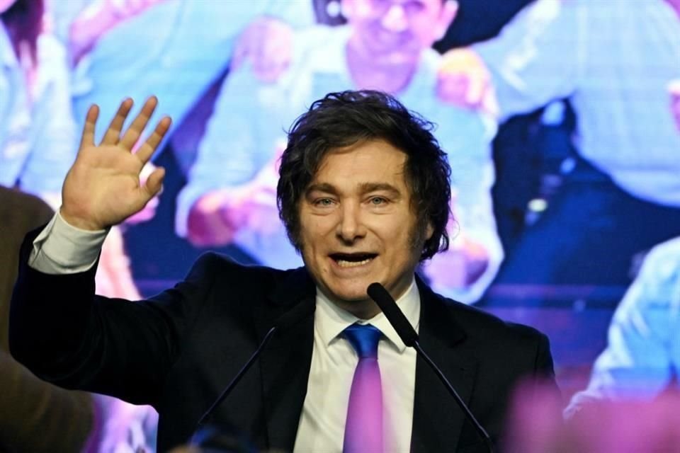 El Presidente argentino, Javier Milei, saluda a sus simpatizantes en la sede de La Libertad Avanza, del partido gobernante, tras los resultados de las elecciones legislativas de mitad de periodo.