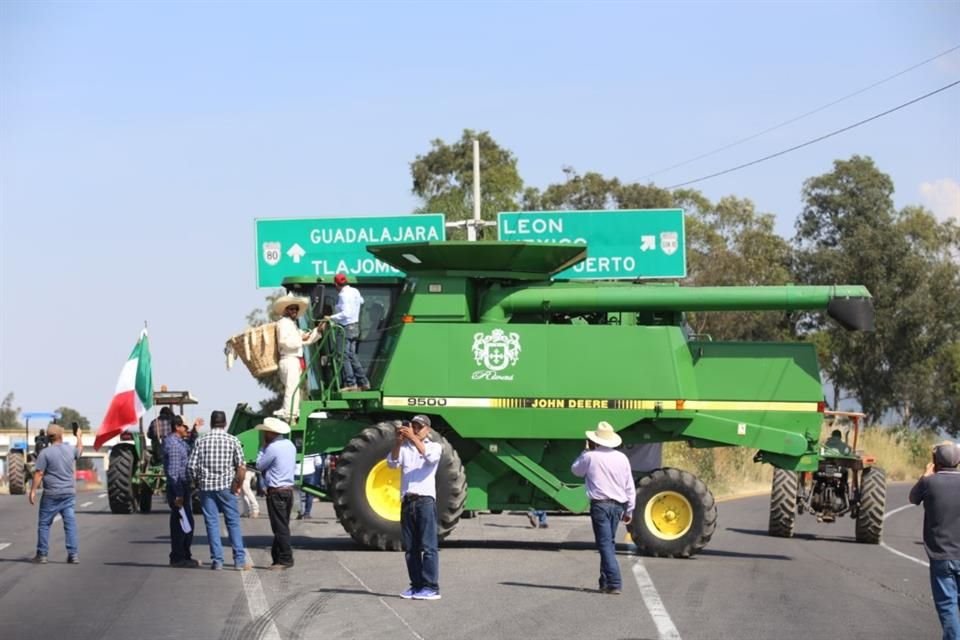 Autoridades federales y productores de maíz acordaron que se pagaría 950 la tonelada; bloqueos carreteros son levantados.