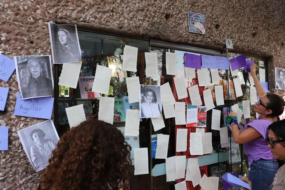 Un grupo de mujeres protestó en el FCE con el hashtag #PoemasHorriblesParaTaibo tras los comentarios misóginos de Paco Ignacio Taibo II.