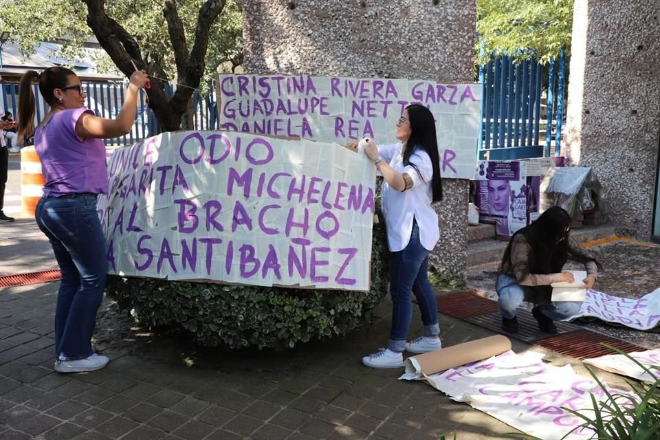 Las manifestantes anunciaron que continuarán con lecturas públicas de sus 'poemas más horribles', como una forma de reivindicar la voz y el talento de las escritoras mexicanas.