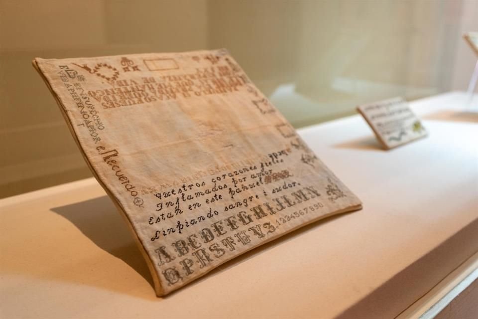 Pieza de la exposición Escribir con una Aguja: la Palabra en Textil, en la Casa ITESO Clavigero.