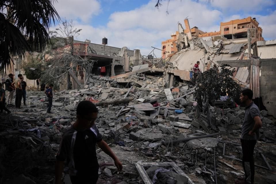 Palestinos inspeccionan los escombros de la casa de la familia Abu Dalal, destruida por un ataque del ejército israelí en Nuseirat, en el centro de la Franja de Gaza.