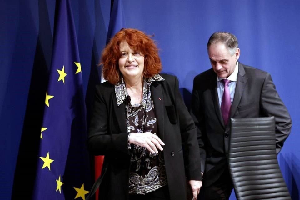La fiscal de París, Laure Beccuau, y Paul Carreau, jefe de la unidad antidelincuencia de la Policía francesa, al llegar a la rueda de prensa este miércoles.