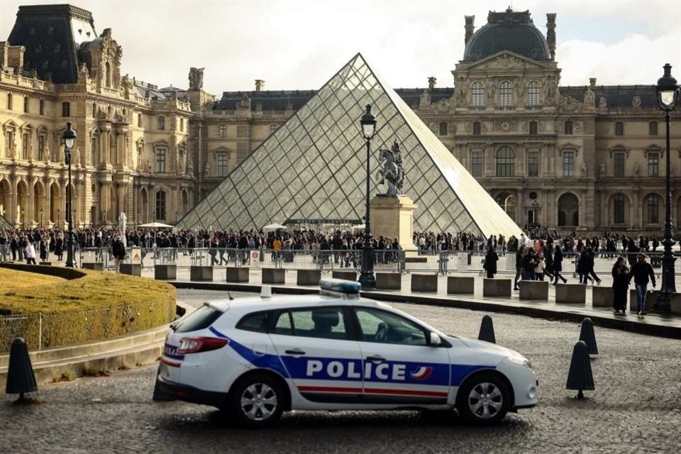 La Policía francesa ha incrementado su presencia fuera del Museo de Louvre tras el robo al recinto, el pasado 19 de octubre.