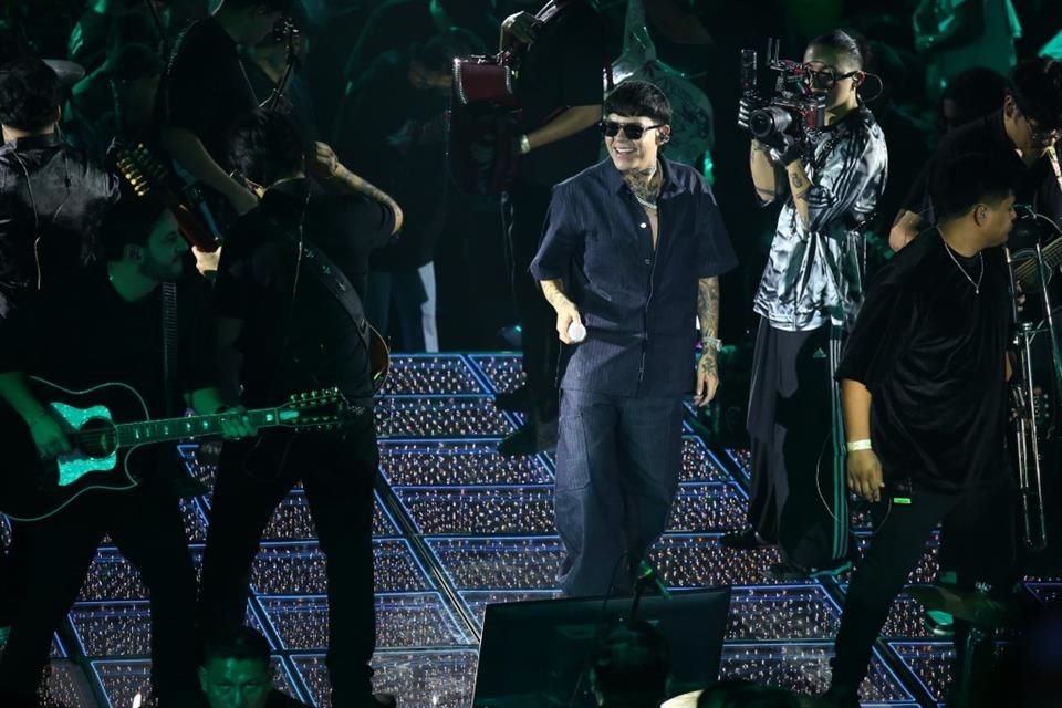 Haber interpretado el narcocorrido 'El Azul' en el Palenque de las Fiestas de Octubre, haría acreedor al cantante Junior H a una multa superior a 400 mil pesos.