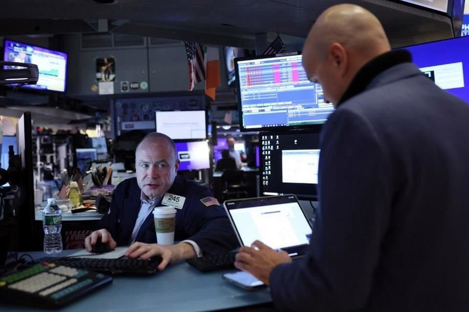 La Bolsa de Nueva York cerró a la baja debido a que los informes de ganancias de varios gigantes tecnológicos y la perspectiva de un fuerte gasto en el desarrollo de inteligencia artificial frenaron el optimismo de los inversionistas.