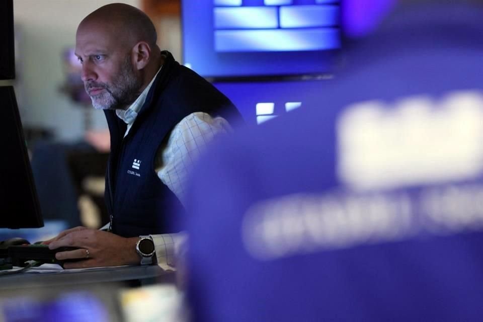 La Bolsa de Nueva York abrió al alza gracias al interés de los inversionistas en las empresas tecnológicas debido a los buenos resultados trimestrales presentados por Apple y Amazon, cuyas acciones se disparaban más de un 11%.