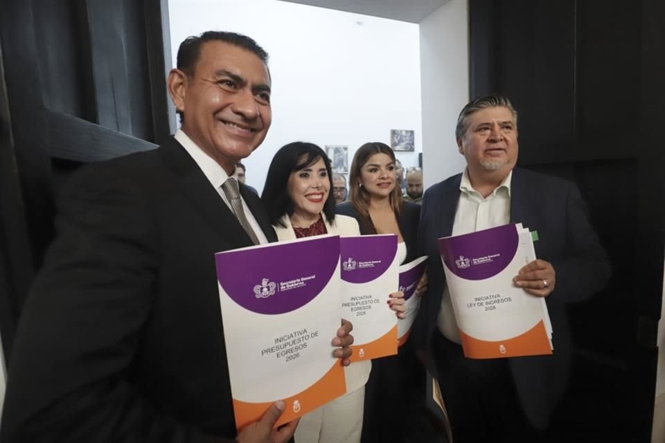 Presentación del paquete económico del 2026 por parte del secretario de gobernación, Salvador Zamora y el secretario de Hacienda, Luis García Sotelo, en el Congreso del Estado.