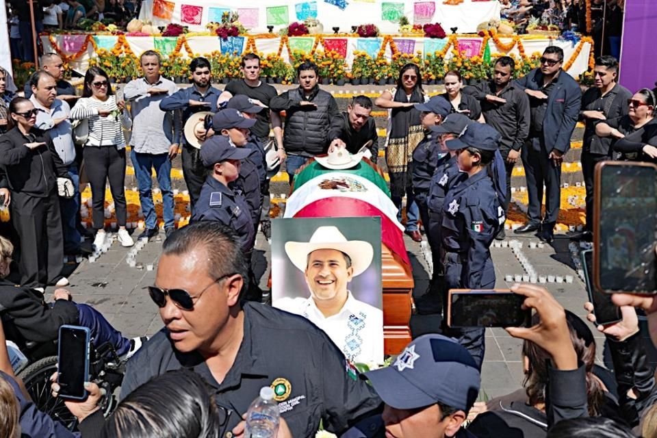 Carlos Manzo recibió un homenaje póstumo en Uruapan, Michoacán, horas después de ser asesinado a balazos.