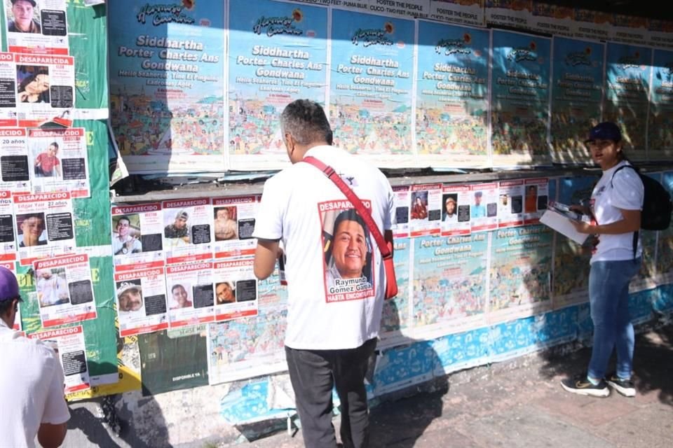 Miembros del colectivo Luz de Esperanza se reunieron en Avenida Chapultepec, para realizar la pega de fichas de personas desaparecidas.