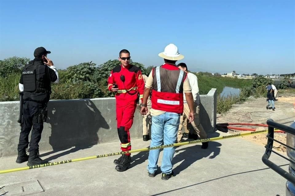 El cuerpo de un hombre fue encontrado en un canal que pasa a un lado del aeropuerto; habría ingresado el jueves a buscar su gorra.