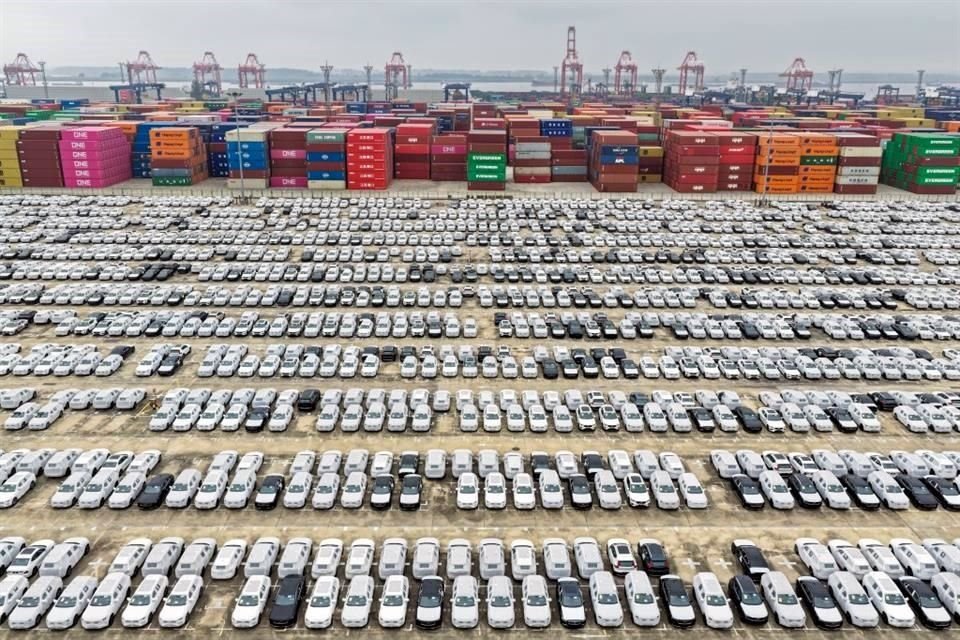 JPMorgan schätzt, dass die Automobilhersteller nur 20 % ihrer Zollkosten an die Kunden weitergeben.