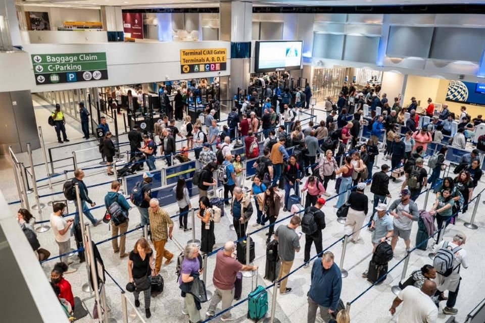 Personas hacen fila en la terminal A del Aeropuerto George Bush en Houston, Texas.