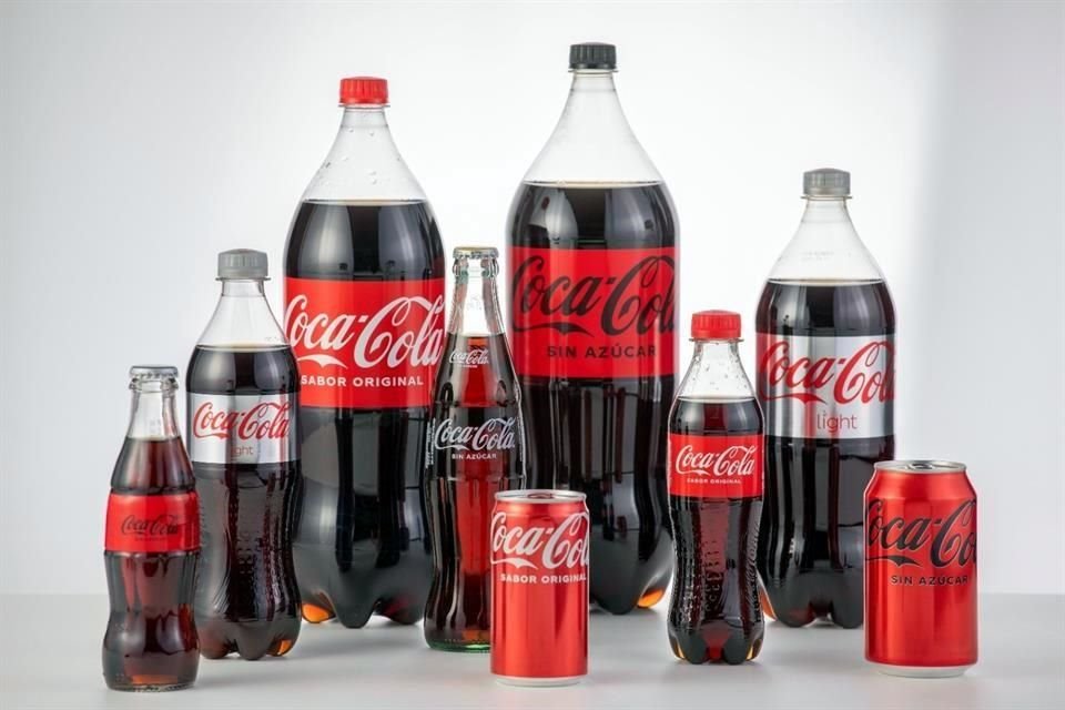 Los refrescos dietéticos suelen contener un solo edulcorante artificial, mientras que las bebidas sin azúcar utilizan una mezcla y generalmente intentan imitar el sabor de la bebida original.