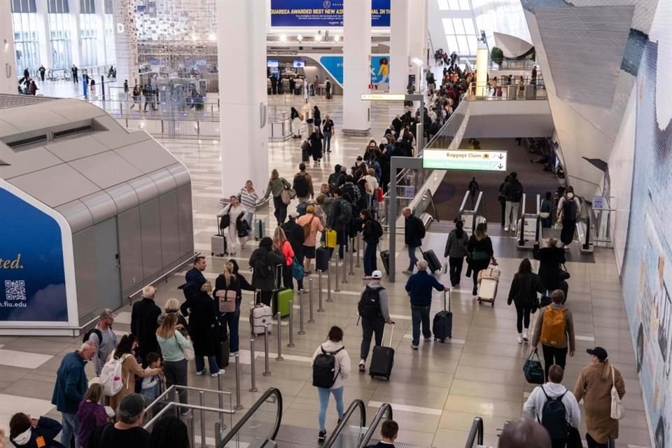 Personas hacen fila en el aeropuerto de La Guardia, en Nueva York, el 9 de noviembre del 2025.