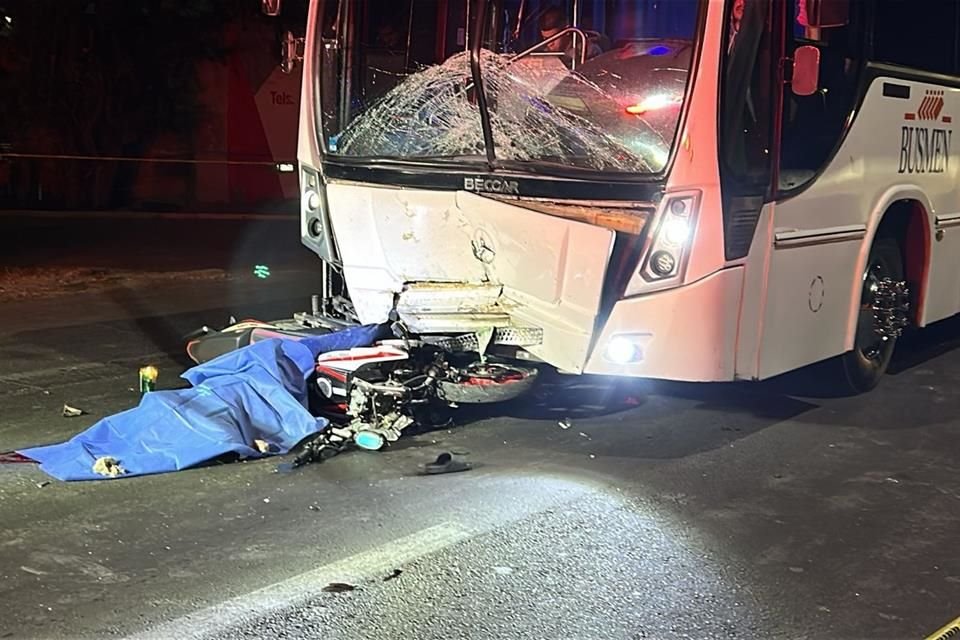 Un joven murió y su pareja resultó herida grave cuando los embistió y atropelló por accidente un camión de transporte de personal en Av. Tonaltecas.