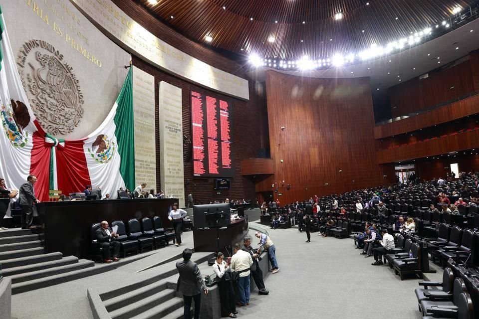 La reunión de la Comisión de Puntos Constitucionales de la Cámara de Diputados para dictaminar la propuesta fue aplazada 'hasta nuevo aviso'.