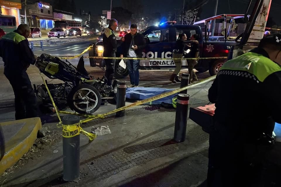 Un hombre murió en un choque entre dos motos, sobre Periférico, a la altura de Coyula, en Tonalá; y un hombre y una mujer quedaron heridos.