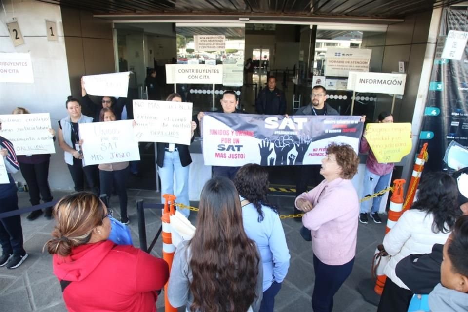 Empleados del SAT vuelven a manifestarse, pues, aseguran que los compromisos salariales y derechos laborales no se han atendido.