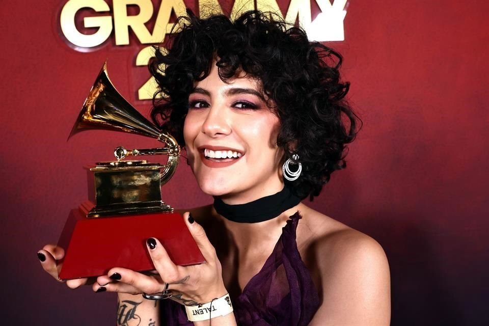 La cantante Renee compartió orgullosa ser la primera mujer mexicana que gana en la categoría Mejor Canción de Rock.