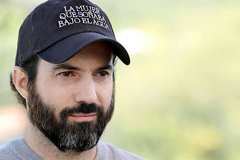 El actor filma 'La Mujer Que Soñaba Bajo El Agua' en Santiago, Nuevo León.