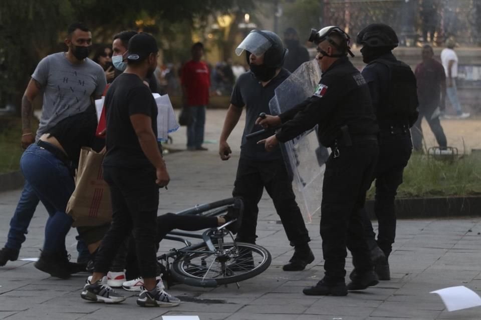 En Plaza de Armas, manifestantes retaron a policías.