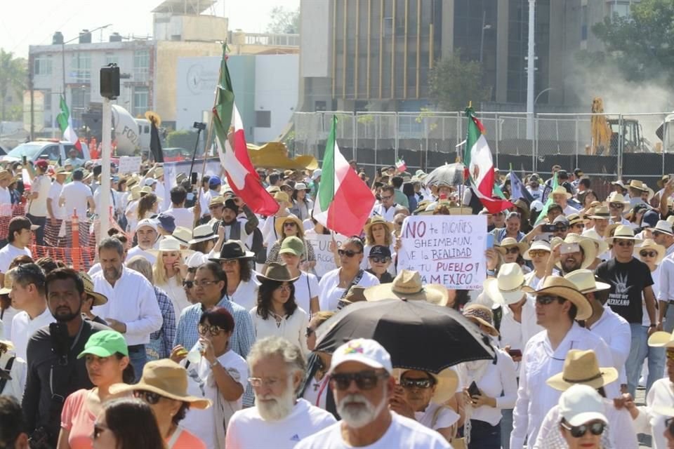 Según Protección Civil, 20 mil personas marcharon de la Glorieta de los Niños Héroes -o de las y los desaparecidos- a Casa Jalisco.
