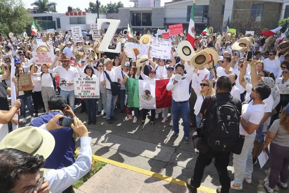Cerca de 20 mil tapatíos salieron a las calles para exigir un alto a la violencia, tras el asesinato de Carlos Manzo en Uruapan.