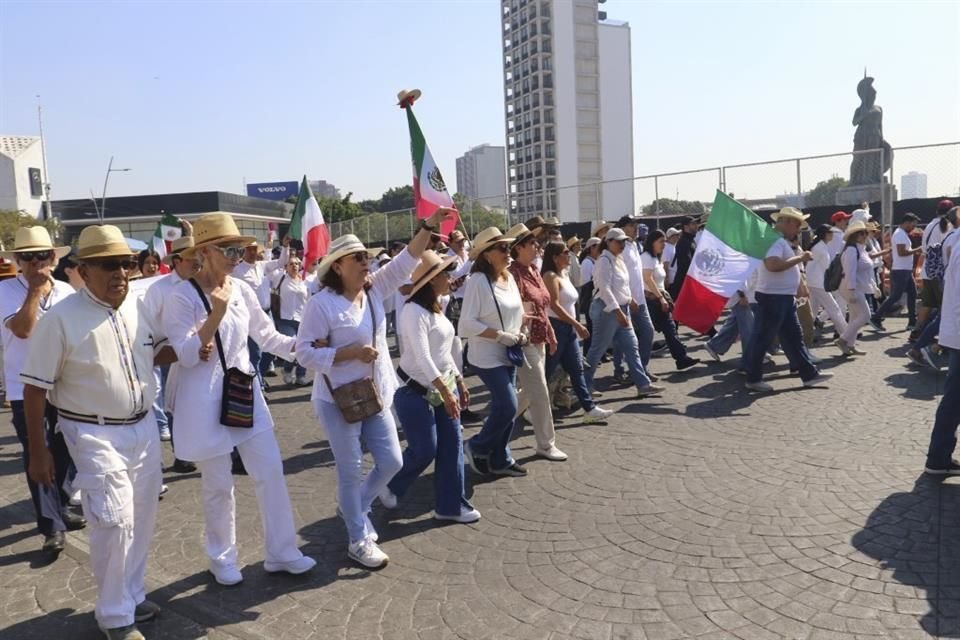 Cerca de 20 mil tapatíos salieron a las calles para exigir un alto a la violencia, tras el asesinato de Carlos Manzo en Uruapan.