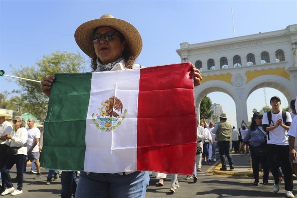 Cerca de 20 mil tapatíos salieron a las calles para exigir un alto a la violencia, tras el asesinato de Carlos Manzo en Uruapan.