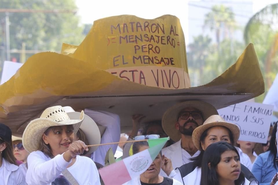 Cerca de 20 mil tapatíos salieron a las calles para exigir un alto a la violencia, tras el asesinato de Carlos Manzo en Uruapan.