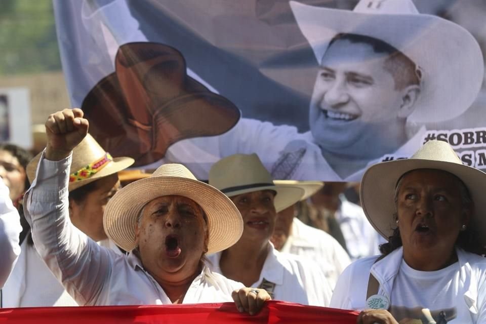 Cerca de 20 mil tapatíos salieron a las calles para exigir un alto a la violencia, tras el asesinato de Carlos Manzo en Uruapan.