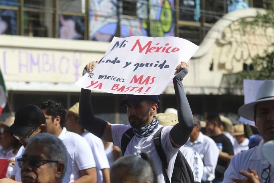 Cerca de 20 mil tapatíos salieron a las calles para exigir un alto a la violencia, tras el asesinato de Carlos Manzo en Uruapan.