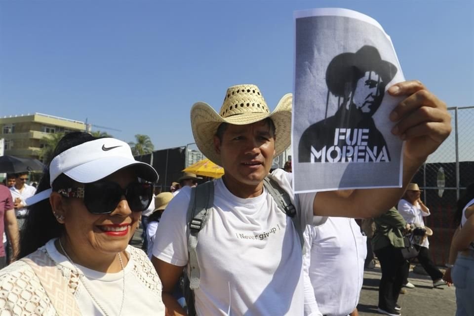 Cerca de 20 mil tapatíos salieron a las calles para exigir un alto a la violencia, tras el asesinato de Carlos Manzo en Uruapan.