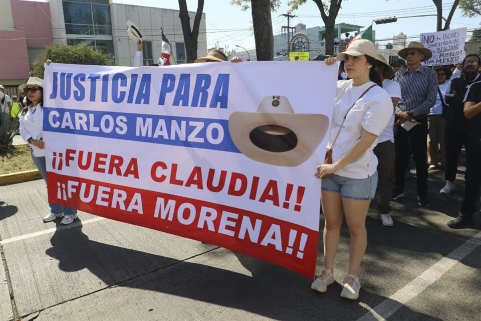 Cerca de 20 mil tapatíos salieron a las calles para exigir un alto a la violencia, tras el asesinato de Carlos Manzo en Uruapan.