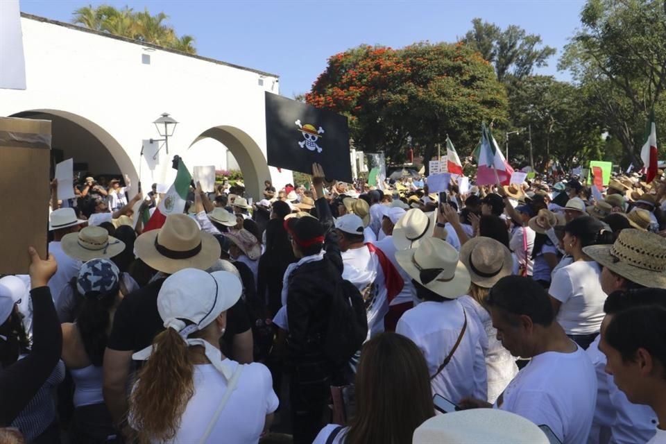 Cerca de 20 mil tapatíos salieron a las calles para exigir un alto a la violencia, tras el asesinato de Carlos Manzo en Uruapan.