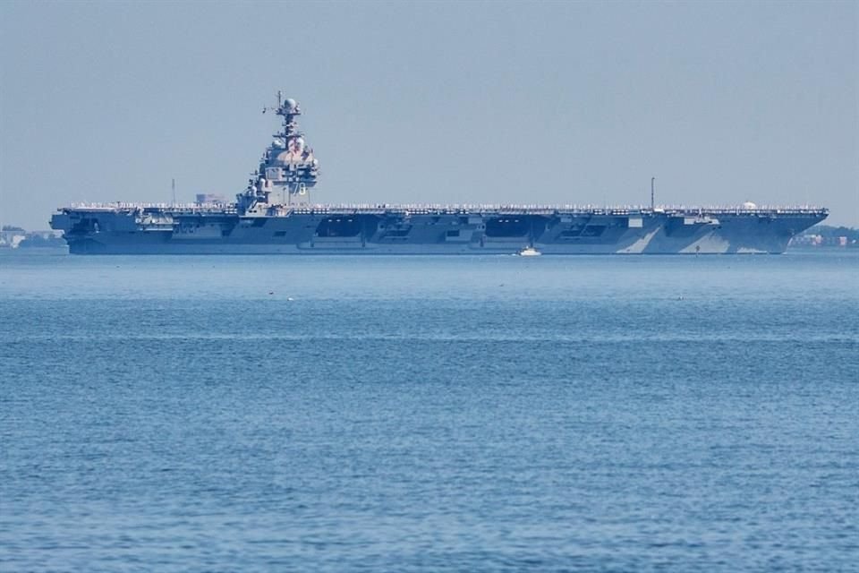 El portaaviones USS Gerald R. Ford saliendo de la Base Naval Norfolk, en Norfolk, Virginia, el 23 de junio del 2025.